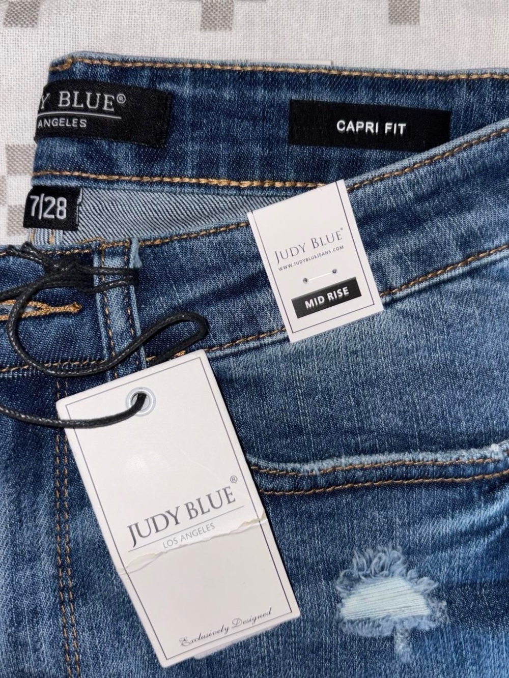 Judy Blue Distressed capri Jeans 7/28 - Picture 5 of 5